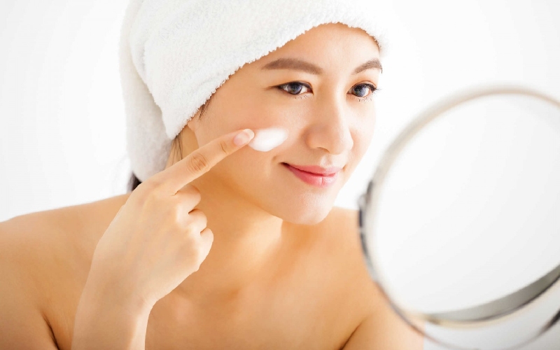 Cách chăm sóc da mặt ở tuổi 30 là sử dụng kem chống lão hóa