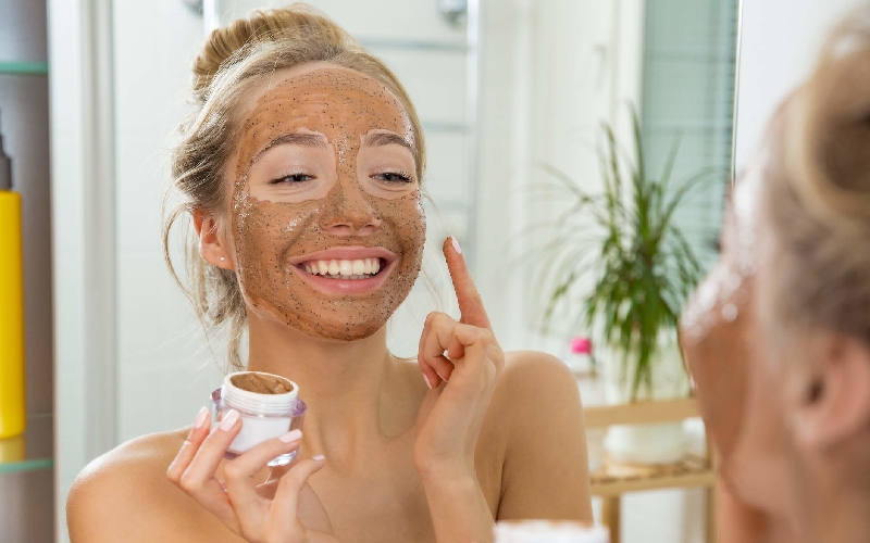 Tẩy tế bào chết 2 lần/tuần để da sạch sâu, ngăn ngừa mụn và trắng sáng hơn