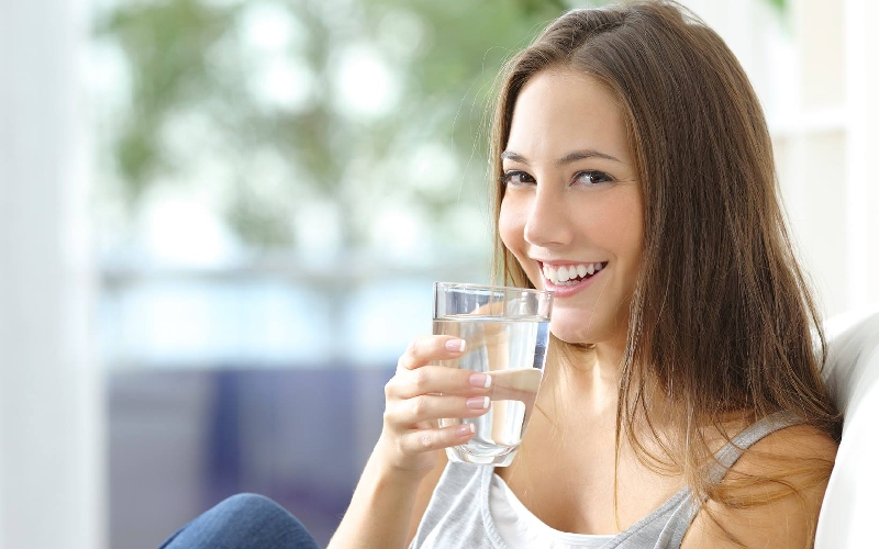 Cách chăm sóc da mặt vào mùa hè là bổ sung nước đầy đủ cho cơ thể