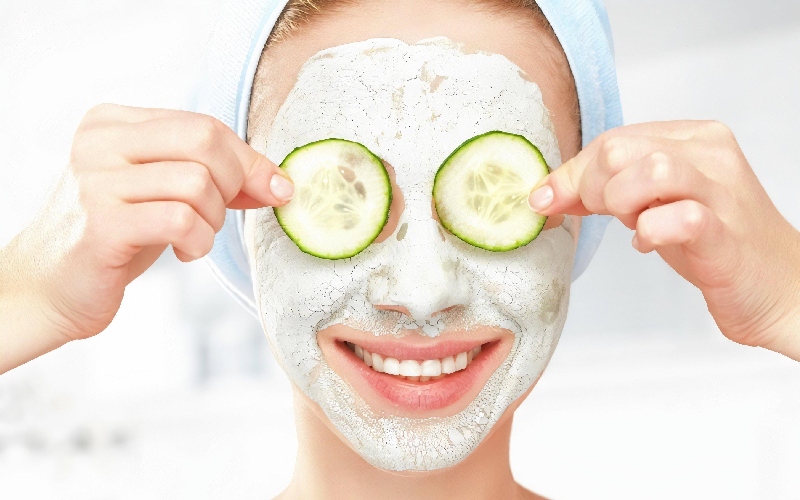 Đắp mặt nạ là cách chăm sóc da mặt vào mùa hè và cả những mùa khác