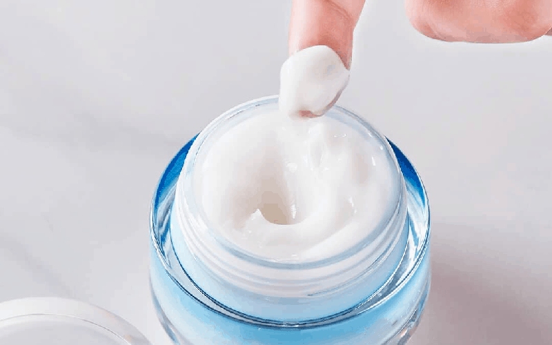 Cách điều trị da mặt bị khô là sử dụng kem dưỡng ẩm đều đặn mỗi sáng và tối