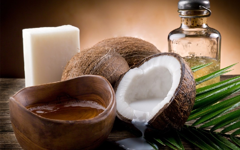 Cách điều trị da mặt bị khô là sử dụng dầu dừa để dưỡng ẩm