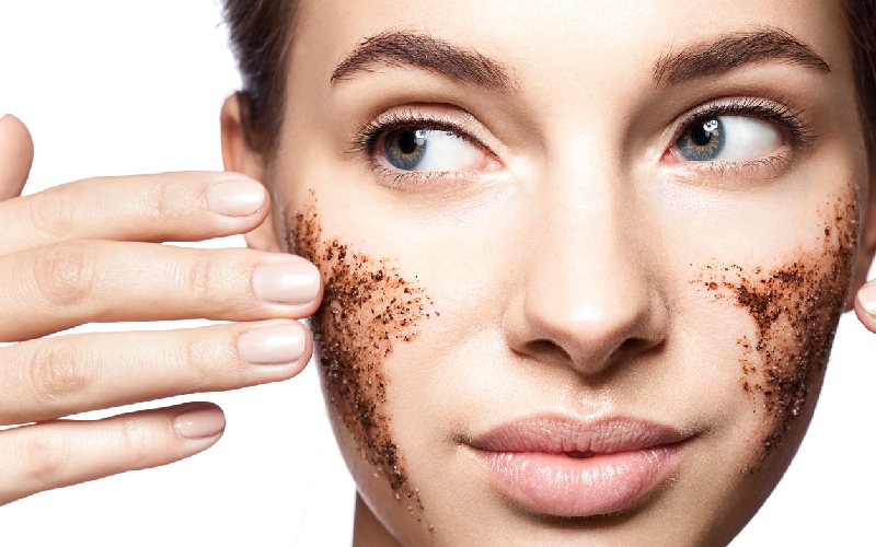 Thường xuyên tẩy tế bào chết để kích thích các tế bào da mới phát triển