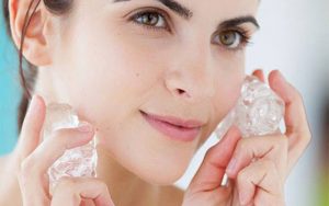 Chườm đá là cách nhanh nhất để làm giảm sưng đỏ sau nặn mụn