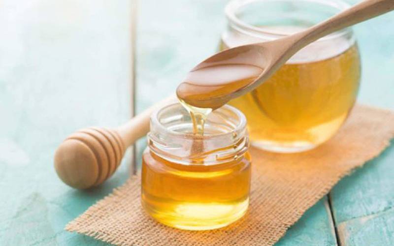 Mật ong là nguyên liệu làm đẹp quen thuộc, và cũng được sử dụng để giảm sưng mụn nữa đó