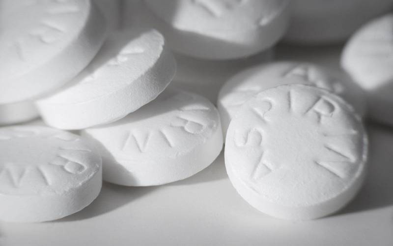 Aspirin giúp giảm sưng đỏ, đồng thời giúp nốt mụn nhanh khô hơn