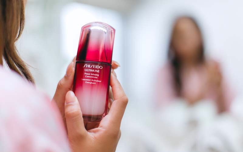 Sử dụng serum để nuôi dưỡng da