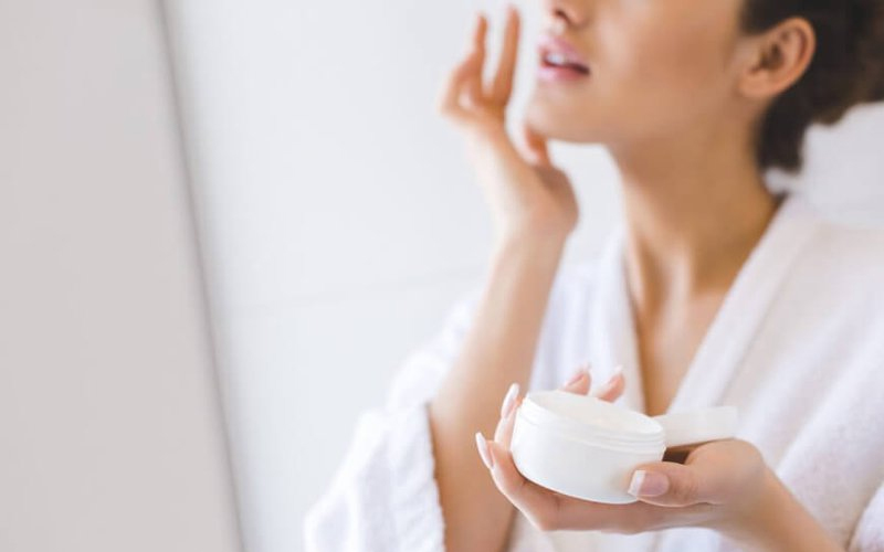 Dùng kem dưỡng ẩm có kết cấu đặc