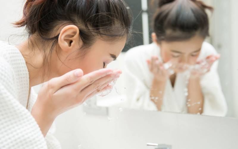 Giữ da mặt luôn sạch là yếu tố đầu tiên khi chăm sóc da