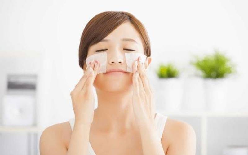 Mang theo giấy thấm dầu mọi lúc tránh để dầu nhờn làm bít tắc lỗ chân lông