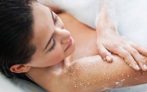 Tẩy tế bào da chết hoặc sử dụng sản phẩm sữa tắm làm sạch da kép