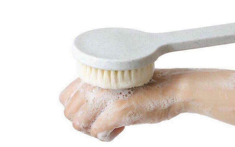 Massage làn da bằng bàn chải khô