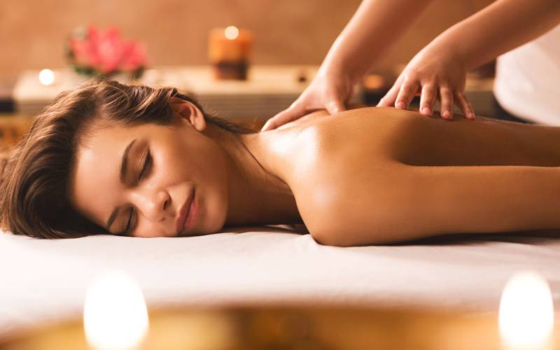 Massage body tác động lên một số huyệt đạo, tác động lên các cơ, giúp làm giảm đi những cơn đau nhức, mỏi mệt của cơ thể