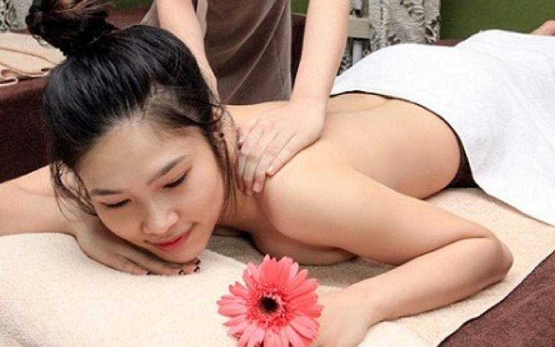 Khởi động bài massage với động tác massage vai