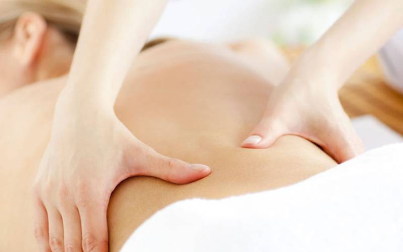 Động tác massage lưng giảm đau nhức, mệt mỏi