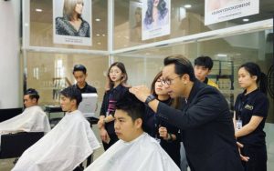 Học cắt tóc hiện nay là sự lựa chọn của nhiều bạn trẻ