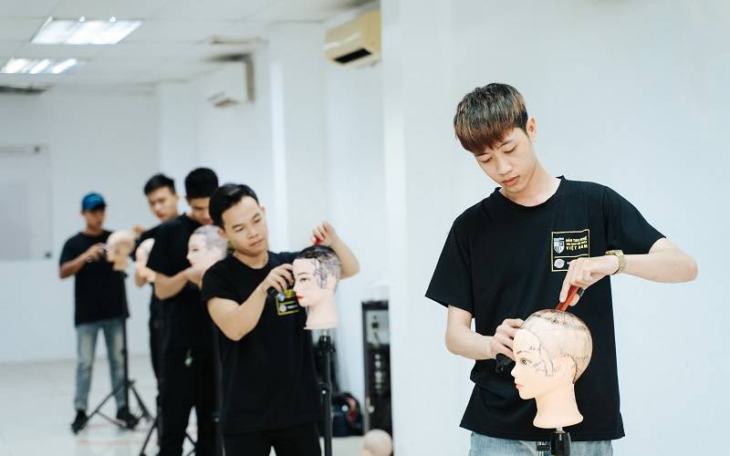 Bước quan trọng tiếp theo là chọn trường đào tạo để có thể tiếp cận chương trình dạy chuyên nghiệp, đảm bảo sớm ra nghề