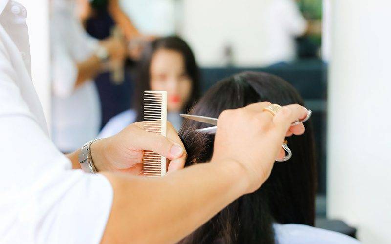 Học cắt tóc tại các salon, bạn chủ yếu sẽ được xem thợ chính cắt, thời gian học nghề khá lâu