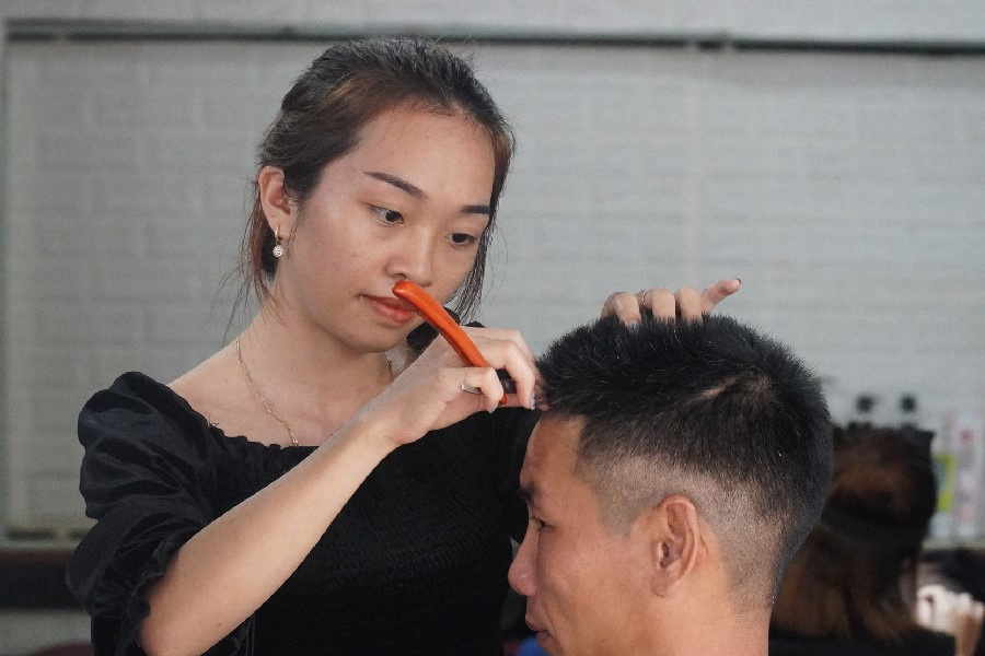 Nghề cắt tóc không phân biệt giới tính
