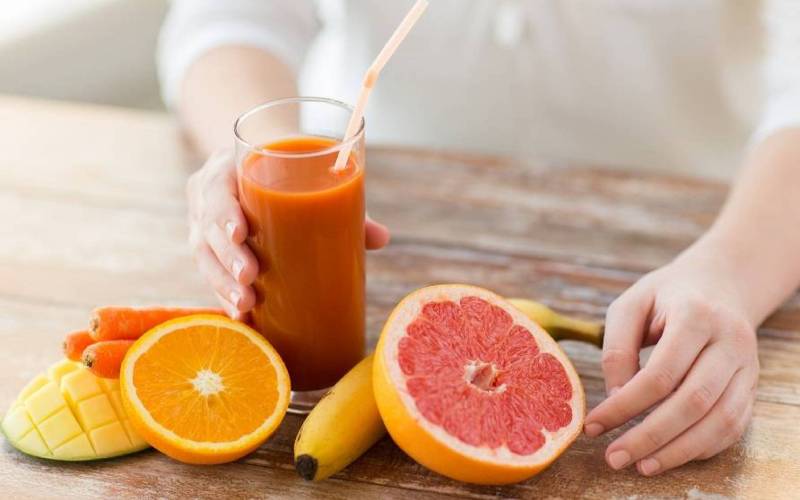 Với tình trạng nhẹ, hãy chăm sóc môi như bình thường và bổ sung thêm nhiều vitamin bằng rau củ, trái cây cho môi lên màu đẹp
