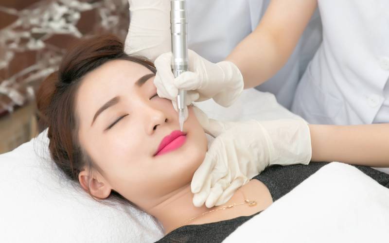 Chọn địa chỉ phun xăm uy tín, chất lượng là cách tốt nhất để hạn chế tình trạng phun môi xong bị nứt chảy máu