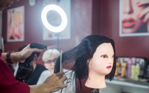 Vì sao nên lựa chọn học nghề cắt tóc?