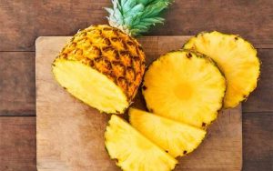 Mỗi ngày bổ sung dứa vào cơ thể là cách để tăng cường sức khỏe và giúp đôi môi sau phun xăm nhanh lành.