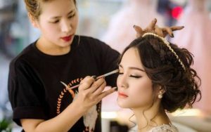 Có rất nhiều trường đào tạo, rất nhiều thông tin về khóa học makeup tại Bình Dương