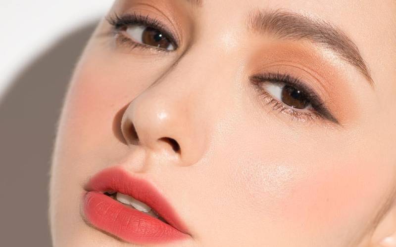 Đơn giản nhất là cách đánh phấn mắt với một màu duy nhất