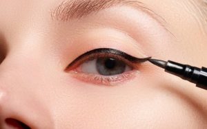 Kẻ mí mắt cũng là cách để các bạn thể hiện được cá tính qua lớp trang điểm