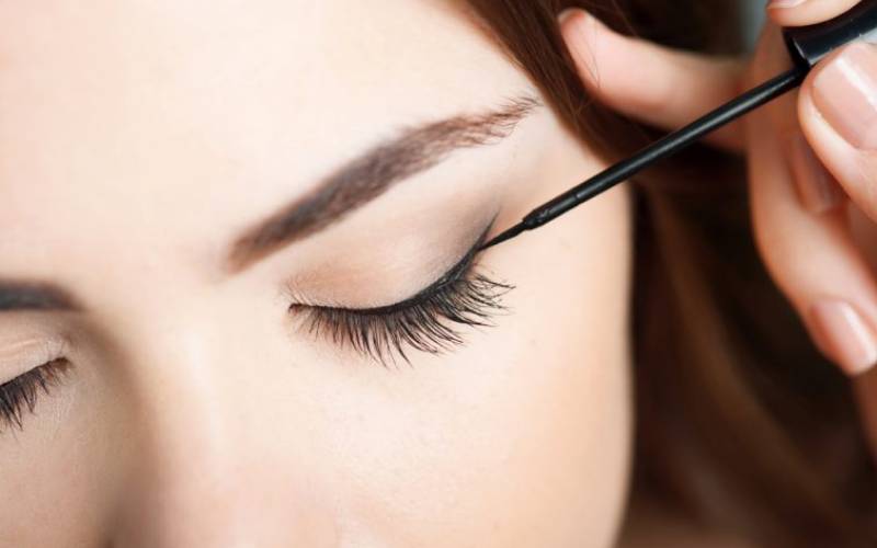 Bút kẻ mắt dạng gel khá dễ kẻ