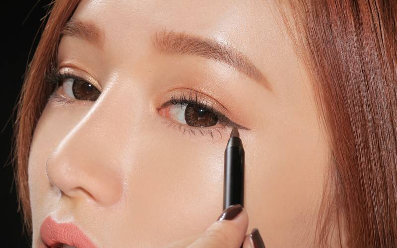 Kẻ mắt bằng bút kẻ mắt sáp sẽ cho nét vẽ to hơn