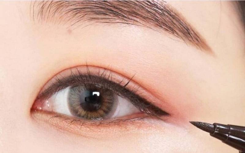 Kẻ mắt bằng bút kẻ mắt nước sẽ giúp tạo được nhiều kiểu mí mắt khác nhau.