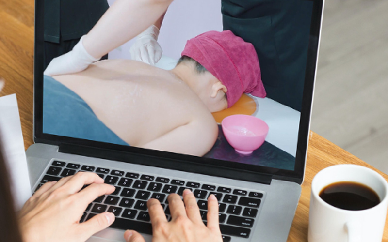 Học massage online, bạn chỉ có thể nhìn và thực hiện theo, chứ không được hướng dẫn cụ thể từ giảng viên