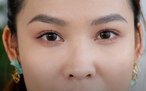 Bạn không nên kẻ eyeliner quá dài