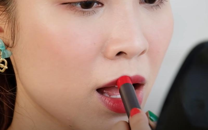 Son môi là bước không thể thiếu