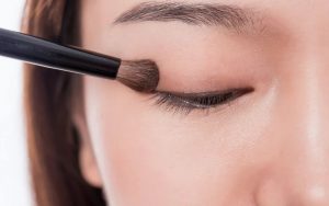 Đánh cọ thật nhẹ để bột màu lên không quá đậm