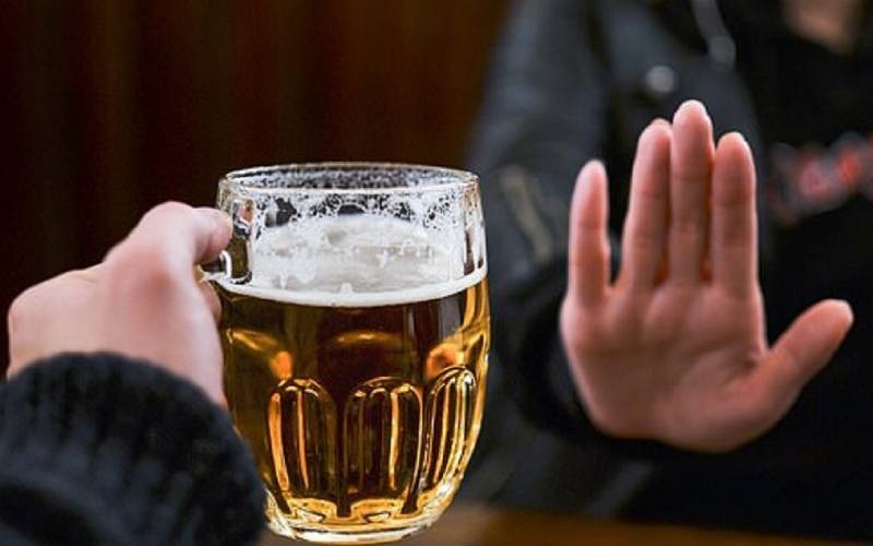 Xăm môi nên kiêng rượu bia