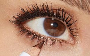 Bút kẻ mắt dạng chì thích hợp cho các bạn mới học kẻ mắt