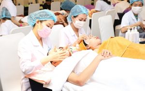 Kỹ thuật viên spa mang đến sự thư giãn về cơ thể lẫn tinh thần của khách hàng