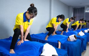 Nghề massage bấm huyệt giúp mọi người trở nên thoải mái hơn