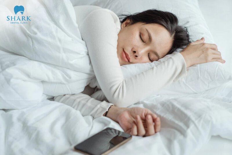 Tư thế ngủ khi niềng răng như thế nào thì đúng chuẩn? 9 Tư thế ngủ nào đúng khi đang niềng răng