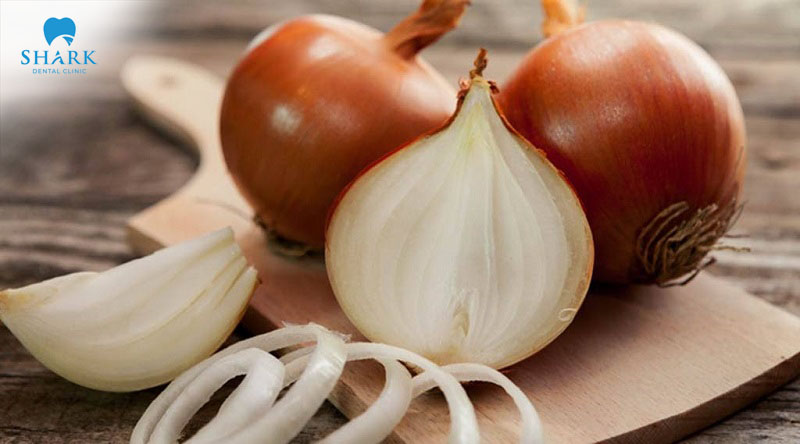 Hành tây tuy có mùi hăng nhưng lại có hiệu quả cao trong việc làm trắng răng