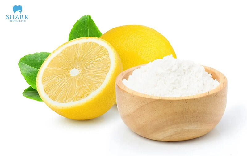 13 cách làm trắng răng bằng Baking Soda đơn giản, hiệu quả cao 23 Chanh và baking soda có thể loại bỏ mảng bám trên răng