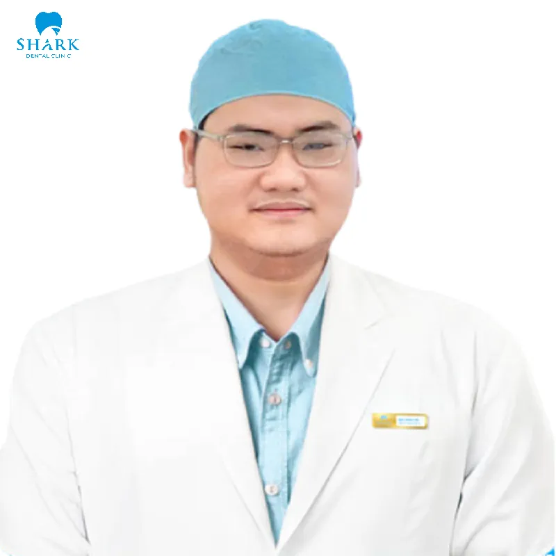 Bác sĩ Huỳnh Bá Minh Trí hiện đang làm việc tại hệ thống nha khoa Shark uy tín