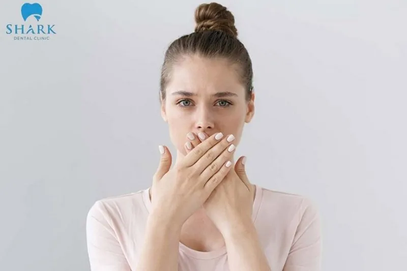 Ăn các loại thực phẩm có mùi như tỏi, hành, có thể gây ra mùi hôi miệng khó chịu