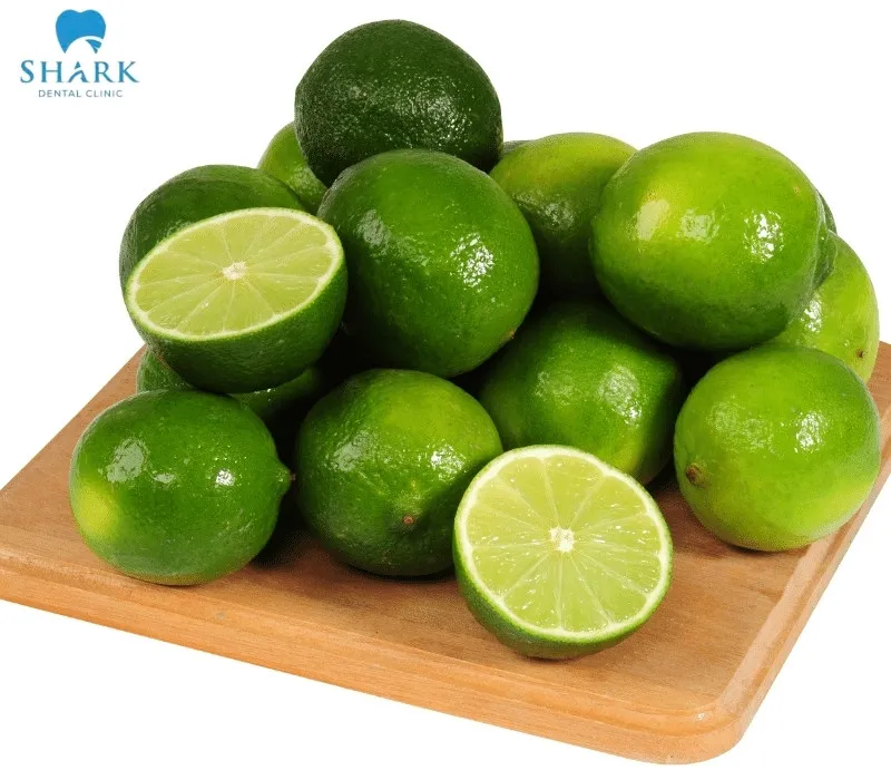 Vị chua của chanh giúp kích thích tiết nước bọt, hỗ trợ làm sạch răng miệng