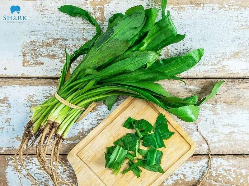 Lá ngò gai có khả năng tiêu diệt các vi khuẩn gây mùi, đây là cách làm thơm miệng hiệu quả