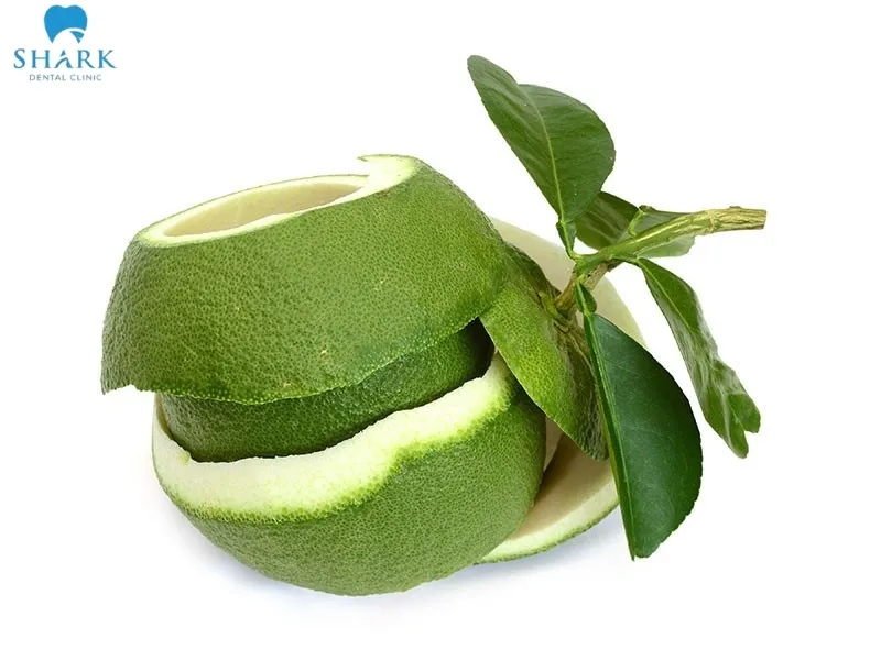 Vỏ bưởi có chứa nhiều vitamin C giúp bảo vệ răng miệng chắc khỏe, ngăn ngừa sâu răng và khắc phục được mùi hôi miệng khá tốt. 