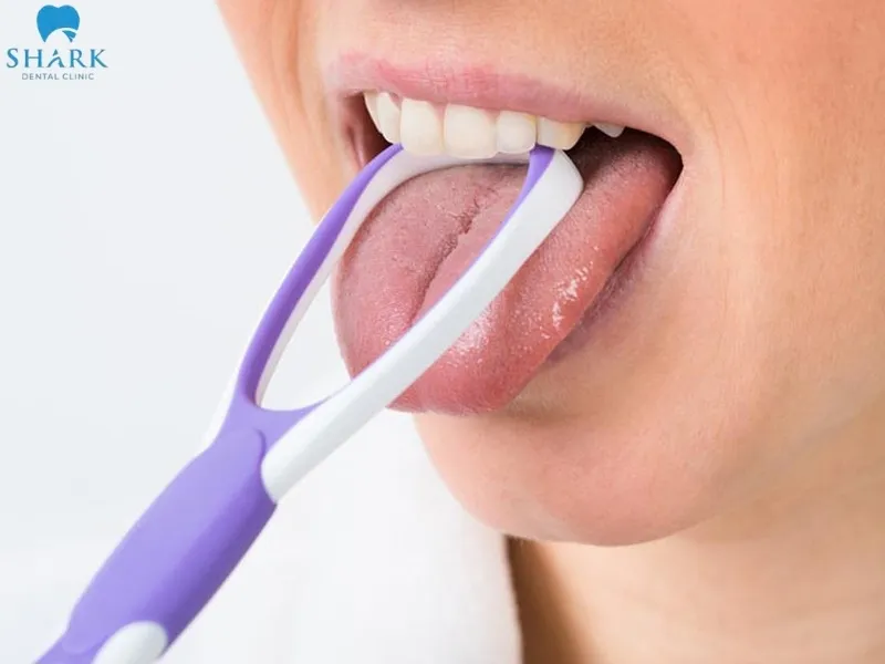 Cần vệ sinh lưỡi một cách sạch sẽ để tránh được mùi hôi khó chịu